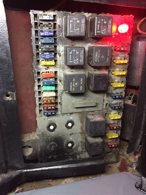 Owner Operators Forums - peterbilt 387 Fuse box or relay box - I was wondering does anyone know how to reset the fuse box or circuit breaker on a peterbilt 387. . Peterbilt 379 headlight relay location